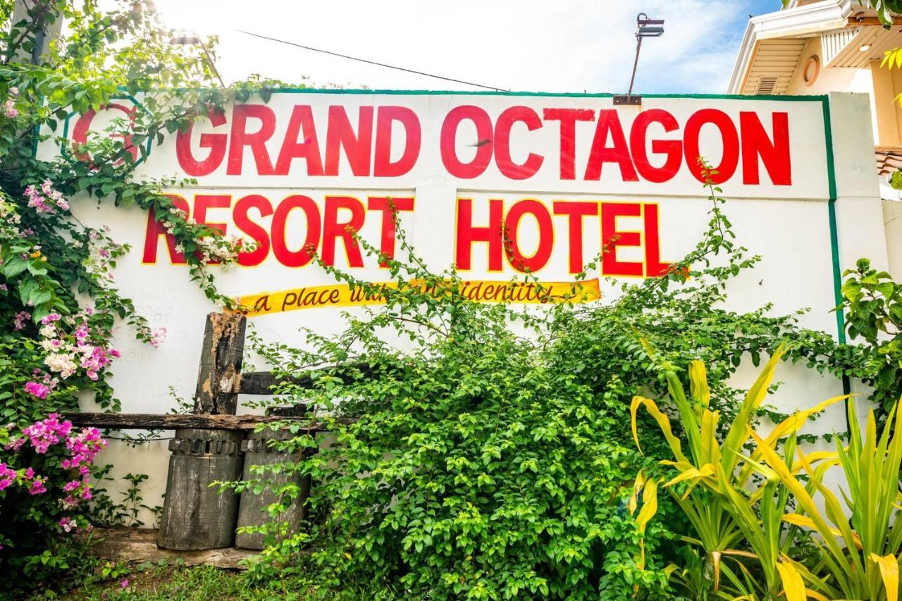 Grand Octagon Resort Laoag Exterior foto
